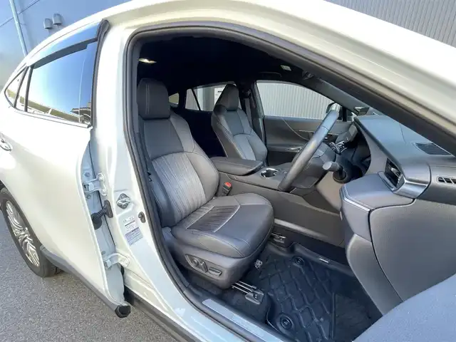 トヨタ ハリアー Z 滋賀県 2023(令5)年 0.9万km プラチナホワイトパールマイカ １２．３インチ純正ナビ/　Bluetooth/USB/Miracast/フルセグ/バックカメラ/ドライブレコーダー（前後）/前後ソナー/衝突軽減装置/ブラインドスポットモニター/電子パーキングシステム/パワーバックドア/ハーフレザー/パワーシート/ビルトインETC2.0/デジタルインナーミラー/純正19インチアルミホイール/MTモード付AT/オートホールド/オートライト/オートハイビーム