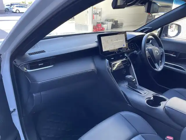 トヨタ ハリアー Z 滋賀県 2023(令5)年 0.9万km プラチナホワイトパールマイカ １２．３インチ純正ナビ/　Bluetooth/USB/Miracast/フルセグ/バックカメラ/ドライブレコーダー（前後）/前後ソナー/衝突軽減装置/ブラインドスポットモニター/電子パーキングシステム/パワーバックドア/ハーフレザー/パワーシート/ビルトインETC2.0/デジタルインナーミラー/純正19インチアルミホイール/MTモード付AT/オートホールド/オートライト/オートハイビーム