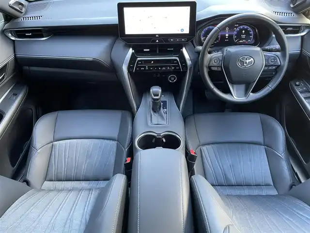 トヨタ ハリアー Z 滋賀県 2023(令5)年 0.9万km プラチナホワイトパールマイカ １２．３インチ純正ナビ/　Bluetooth/USB/Miracast/フルセグ/バックカメラ/ドライブレコーダー（前後）/前後ソナー/衝突軽減装置/ブラインドスポットモニター/電子パーキングシステム/パワーバックドア/ハーフレザー/パワーシート/ビルトインETC2.0/デジタルインナーミラー/純正19インチアルミホイール/MTモード付AT/オートホールド/オートライト/オートハイビーム