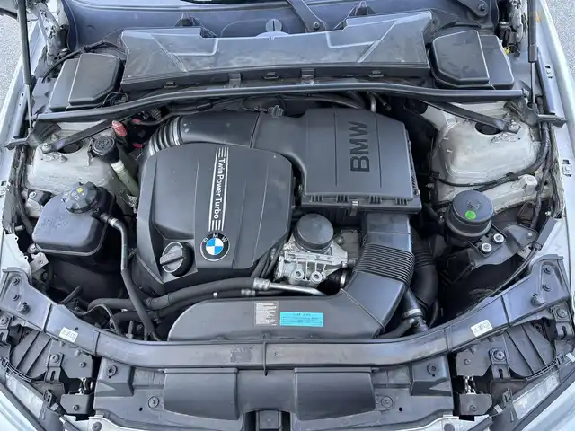 ＢＭＷ ３３５ｉ クーペ 滋賀県 2012(平24)年 14万km チタンシルバーM 純正HDDナビ/・AM/FM/・CD/DVD/・AUX/USB/・Musicコレクション/・フルセグTV/ステアリングスイッチ/革巻きステアリング/パドルシフト/ミラー一体型ETC/前席パワーシート/運転席メモリーシート/前席シートヒーター/クルーズコントロール/電動格納ミラー/オートマチックヘッドライト/HIDヘッドライト/フォグランプ/純正18インチアルミホイール