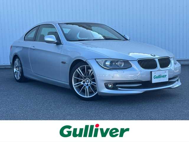 ＢＭＷ ３３５ｉ クーペ 滋賀県 2012(平24)年 14万km チタンシルバーM 純正HDDナビ/・AM/FM/・CD/DVD/・AUX/USB/・Musicコレクション/・フルセグTV/ステアリングスイッチ/革巻きステアリング/パドルシフト/ミラー一体型ETC/前席パワーシート/運転席メモリーシート/前席シートヒーター/クルーズコントロール/電動格納ミラー/オートマチックヘッドライト/HIDヘッドライト/フォグランプ/純正18インチアルミホイール
