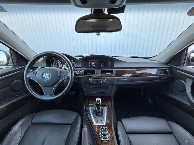 ＢＭＷ ３３５ｉ クーペ 滋賀県 2012(平24)年 14万km チタンシルバーM 純正HDDナビ/・AM/FM/・CD/DVD/・AUX/USB/・Musicコレクション/・フルセグTV/ステアリングスイッチ/革巻きステアリング/パドルシフト/ミラー一体型ETC/前席パワーシート/運転席メモリーシート/前席シートヒーター/クルーズコントロール/電動格納ミラー/オートマチックヘッドライト/HIDヘッドライト/フォグランプ/純正18インチアルミホイール