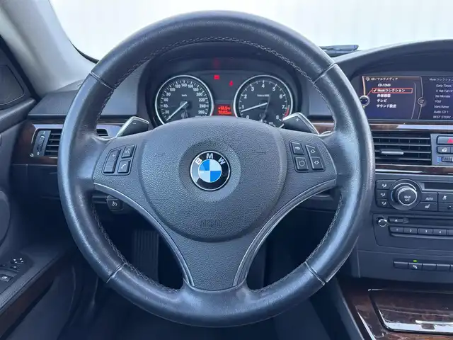 ＢＭＷ ３３５ｉ クーペ 滋賀県 2012(平24)年 14万km チタンシルバーM 純正HDDナビ/・AM/FM/・CD/DVD/・AUX/USB/・Musicコレクション/・フルセグTV/ステアリングスイッチ/革巻きステアリング/パドルシフト/ミラー一体型ETC/前席パワーシート/運転席メモリーシート/前席シートヒーター/クルーズコントロール/電動格納ミラー/オートマチックヘッドライト/HIDヘッドライト/フォグランプ/純正18インチアルミホイール