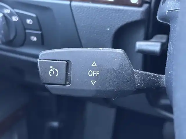 ＢＭＷ ３３５ｉ クーペ 滋賀県 2012(平24)年 14万km チタンシルバーM 純正HDDナビ/・AM/FM/・CD/DVD/・AUX/USB/・Musicコレクション/・フルセグTV/ステアリングスイッチ/革巻きステアリング/パドルシフト/ミラー一体型ETC/前席パワーシート/運転席メモリーシート/前席シートヒーター/クルーズコントロール/電動格納ミラー/オートマチックヘッドライト/HIDヘッドライト/フォグランプ/純正18インチアルミホイール