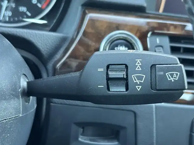 ＢＭＷ ３３５ｉ クーペ 滋賀県 2012(平24)年 14万km チタンシルバーM 純正HDDナビ/・AM/FM/・CD/DVD/・AUX/USB/・Musicコレクション/・フルセグTV/ステアリングスイッチ/革巻きステアリング/パドルシフト/ミラー一体型ETC/前席パワーシート/運転席メモリーシート/前席シートヒーター/クルーズコントロール/電動格納ミラー/オートマチックヘッドライト/HIDヘッドライト/フォグランプ/純正18インチアルミホイール