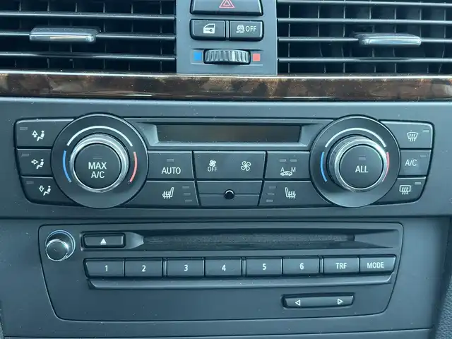 ＢＭＷ ３３５ｉ クーペ 滋賀県 2012(平24)年 14万km チタンシルバーM 純正HDDナビ/・AM/FM/・CD/DVD/・AUX/USB/・Musicコレクション/・フルセグTV/ステアリングスイッチ/革巻きステアリング/パドルシフト/ミラー一体型ETC/前席パワーシート/運転席メモリーシート/前席シートヒーター/クルーズコントロール/電動格納ミラー/オートマチックヘッドライト/HIDヘッドライト/フォグランプ/純正18インチアルミホイール