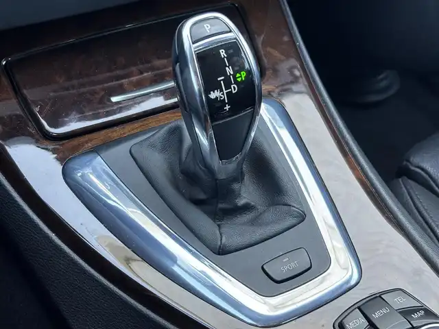 ＢＭＷ ３３５ｉ クーペ 滋賀県 2012(平24)年 14万km チタンシルバーM 純正HDDナビ/・AM/FM/・CD/DVD/・AUX/USB/・Musicコレクション/・フルセグTV/ステアリングスイッチ/革巻きステアリング/パドルシフト/ミラー一体型ETC/前席パワーシート/運転席メモリーシート/前席シートヒーター/クルーズコントロール/電動格納ミラー/オートマチックヘッドライト/HIDヘッドライト/フォグランプ/純正18インチアルミホイール