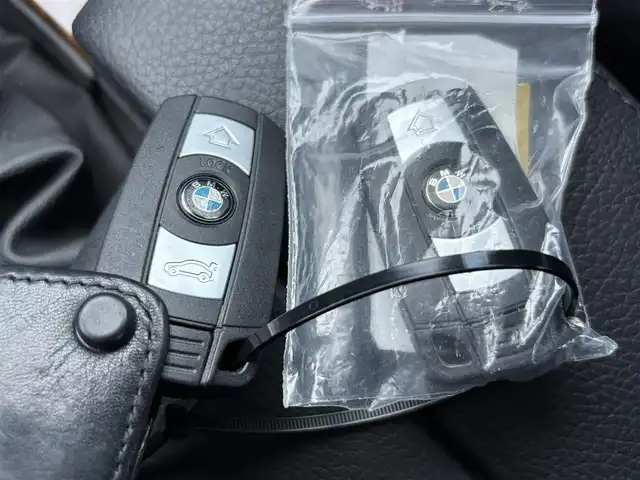 ＢＭＷ ３３５ｉ クーペ 滋賀県 2012(平24)年 14万km チタンシルバーM 純正HDDナビ/・AM/FM/・CD/DVD/・AUX/USB/・Musicコレクション/・フルセグTV/ステアリングスイッチ/革巻きステアリング/パドルシフト/ミラー一体型ETC/前席パワーシート/運転席メモリーシート/前席シートヒーター/クルーズコントロール/電動格納ミラー/オートマチックヘッドライト/HIDヘッドライト/フォグランプ/純正18インチアルミホイール