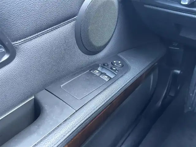 ＢＭＷ ３３５ｉ クーペ 滋賀県 2012(平24)年 14万km チタンシルバーM 純正HDDナビ/・AM/FM/・CD/DVD/・AUX/USB/・Musicコレクション/・フルセグTV/ステアリングスイッチ/革巻きステアリング/パドルシフト/ミラー一体型ETC/前席パワーシート/運転席メモリーシート/前席シートヒーター/クルーズコントロール/電動格納ミラー/オートマチックヘッドライト/HIDヘッドライト/フォグランプ/純正18インチアルミホイール