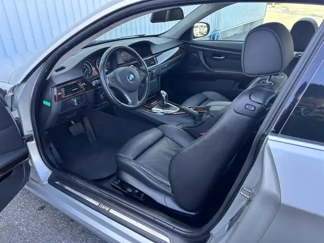 ＢＭＷ ３３５ｉ クーペ 滋賀県 2012(平24)年 14万km チタンシルバーM 純正HDDナビ/・AM/FM/・CD/DVD/・AUX/USB/・Musicコレクション/・フルセグTV/ステアリングスイッチ/革巻きステアリング/パドルシフト/ミラー一体型ETC/前席パワーシート/運転席メモリーシート/前席シートヒーター/クルーズコントロール/電動格納ミラー/オートマチックヘッドライト/HIDヘッドライト/フォグランプ/純正18インチアルミホイール