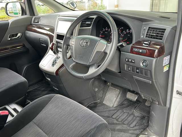 トヨタ ヴェルファイア 2．4Z 静岡県 2013(平25)年 8.8万km ホワイトパールクリスタルシャイン 純正ナビ/AM/FM/CD/DVD/SD/フルセグ/DS/Bluetooth/主要装備/・純正ナビ　/・ドライブレコーダー　/・コーナーセンサー　/・ＥＴＣ　/・両側パワースライドドア　/・スマートキー　/・後席モニター/・バックカメラ　/・フリップダウンモニター　/・プッシュスタート　/・純正アルミホイール　/・オートライト　/・フォグランプ/・横滑り防止システム