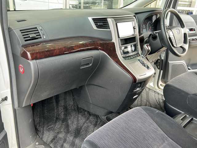 トヨタ ヴェルファイア 2．4Z 静岡県 2013(平25)年 8.8万km ホワイトパールクリスタルシャイン 純正ナビ/AM/FM/CD/DVD/SD/フルセグ/DS/Bluetooth/主要装備/・純正ナビ　/・ドライブレコーダー　/・コーナーセンサー　/・ＥＴＣ　/・両側パワースライドドア　/・スマートキー　/・後席モニター/・バックカメラ　/・フリップダウンモニター　/・プッシュスタート　/・純正アルミホイール　/・オートライト　/・フォグランプ/・横滑り防止システム