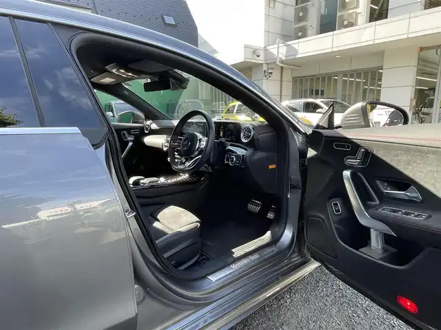 メルセデス・ベンツ Ｍ・ベンツ ＣＬＡ１８０ AMGライン 東京都 2022(令4)年 0.9万km マウンテングレー ワンオーナー/10.25インチワイドディスプレイ/(BT/フルセグTV)/レーダーセーフティパッケージ/・アクティブディスタンスアシストディストロニック/・アクティブブレーキアシスト/・アクティブブラインドスポットアシスト/・アクティブレーンキーピングアシスト/・アクティブエマージェンシーストップアシスト/前方ドライブレコーダー/ドライブアウェイアシスト/アダプティブハイビームアシストプラス/前席パワーシート/前席シートヒーター/純正フロアマット/純正18インチアルミホイール/取扱説明書/保証書/記録簿/ETC2.0/スペアキー 1本