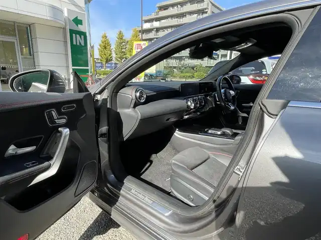 メルセデス・ベンツ Ｍ・ベンツ ＣＬＡ１８０ AMGライン 東京都 2022(令4)年 0.9万km マウンテングレー ワンオーナー/10.25インチワイドディスプレイ/(BT/フルセグTV)/レーダーセーフティパッケージ/・アクティブディスタンスアシストディストロニック/・アクティブブレーキアシスト/・アクティブブラインドスポットアシスト/・アクティブレーンキーピングアシスト/・アクティブエマージェンシーストップアシスト/前方ドライブレコーダー/ドライブアウェイアシスト/アダプティブハイビームアシストプラス/前席パワーシート/前席シートヒーター/純正フロアマット/純正18インチアルミホイール/取扱説明書/保証書/記録簿/ETC2.0/スペアキー 1本