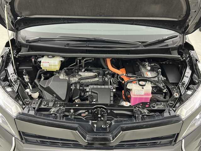 トヨタ ヴォクシー ハイブリッド ZS 煌 宮城県 2018(平30)年 5.7万km イナズマスパーキングブラックガラスフレーク 禁煙車/トヨタセーフティーセンス/・プリクラッシュセーフティーシステム/・オートマチックハイビーム/・レーンディバ―チャーアラート/・クルーズコントロール/前席シートヒーター/純正9インチナビ/（BT.AM.FM.CD.DVD.SD）/バックカメラ/フルセグテレビ/ビルトインETC2.0/純正ドライブレコーダー（F）/両側パワースライドドア/革巻きステアリング/ステアリングスイッチ/プッシュスタート/スマートキー/スペアキー/3列シート/ロールサンシェード/シートバックテーブル/純正フロアマット/純正ドアバイザー/LEDヘッドライト/LEDフォグランプ/純正16インチアルミホイール/アイドリングストップ/横滑り防止機能/アイドリングストップ