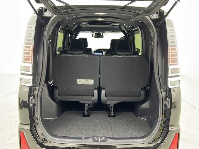 トヨタ ヴォクシー ハイブリッド ZS 煌 宮城県 2018(平30)年 5.7万km イナズマスパーキングブラックガラスフレーク 禁煙車/トヨタセーフティーセンス/・プリクラッシュセーフティーシステム/・オートマチックハイビーム/・レーンディバ―チャーアラート/・クルーズコントロール/前席シートヒーター/純正9インチナビ/（BT.AM.FM.CD.DVD.SD）/バックカメラ/フルセグテレビ/ビルトインETC2.0/純正ドライブレコーダー（F）/両側パワースライドドア/革巻きステアリング/ステアリングスイッチ/プッシュスタート/スマートキー/スペアキー/3列シート/ロールサンシェード/シートバックテーブル/純正フロアマット/純正ドアバイザー/LEDヘッドライト/LEDフォグランプ/純正16インチアルミホイール/アイドリングストップ/横滑り防止機能/アイドリングストップ