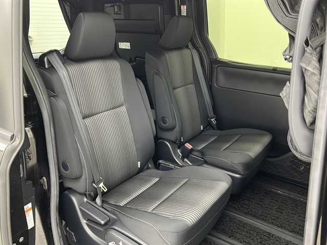 トヨタ ヴォクシー ハイブリッド ZS 煌 宮城県 2018(平30)年 5.7万km イナズマスパーキングブラックガラスフレーク 禁煙車/トヨタセーフティーセンス/・プリクラッシュセーフティーシステム/・オートマチックハイビーム/・レーンディバ―チャーアラート/・クルーズコントロール/前席シートヒーター/純正9インチナビ/（BT.AM.FM.CD.DVD.SD）/バックカメラ/フルセグテレビ/ビルトインETC2.0/純正ドライブレコーダー（F）/両側パワースライドドア/革巻きステアリング/ステアリングスイッチ/プッシュスタート/スマートキー/スペアキー/3列シート/ロールサンシェード/シートバックテーブル/純正フロアマット/純正ドアバイザー/LEDヘッドライト/LEDフォグランプ/純正16インチアルミホイール/アイドリングストップ/横滑り防止機能/アイドリングストップ