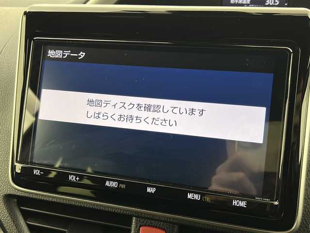 トヨタ ヴォクシー ハイブリッド ZS 煌 宮城県 2018(平30)年 5.7万km イナズマスパーキングブラックガラスフレーク 禁煙車/トヨタセーフティーセンス/・プリクラッシュセーフティーシステム/・オートマチックハイビーム/・レーンディバ―チャーアラート/・クルーズコントロール/前席シートヒーター/純正9インチナビ/（BT.AM.FM.CD.DVD.SD）/バックカメラ/フルセグテレビ/ビルトインETC2.0/純正ドライブレコーダー（F）/両側パワースライドドア/革巻きステアリング/ステアリングスイッチ/プッシュスタート/スマートキー/スペアキー/3列シート/ロールサンシェード/シートバックテーブル/純正フロアマット/純正ドアバイザー/LEDヘッドライト/LEDフォグランプ/純正16インチアルミホイール/アイドリングストップ/横滑り防止機能/アイドリングストップ