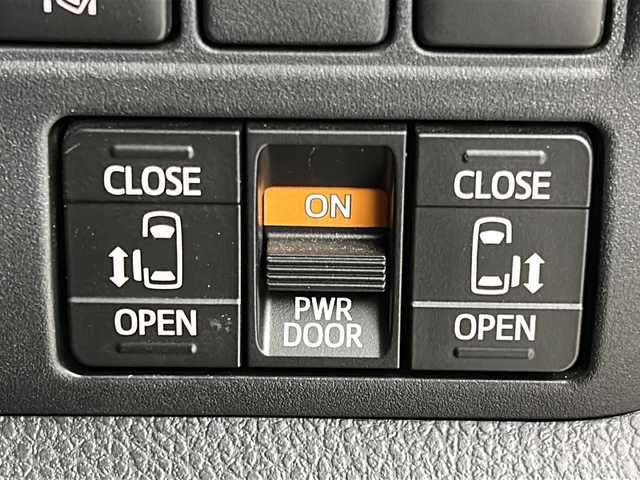 トヨタ ヴォクシー ハイブリッド ZS 煌 宮城県 2018(平30)年 5.7万km イナズマスパーキングブラックガラスフレーク 禁煙車/トヨタセーフティーセンス/・プリクラッシュセーフティーシステム/・オートマチックハイビーム/・レーンディバ―チャーアラート/・クルーズコントロール/前席シートヒーター/純正9インチナビ/（BT.AM.FM.CD.DVD.SD）/バックカメラ/フルセグテレビ/ビルトインETC2.0/純正ドライブレコーダー（F）/両側パワースライドドア/革巻きステアリング/ステアリングスイッチ/プッシュスタート/スマートキー/スペアキー/3列シート/ロールサンシェード/シートバックテーブル/純正フロアマット/純正ドアバイザー/LEDヘッドライト/LEDフォグランプ/純正16インチアルミホイール/アイドリングストップ/横滑り防止機能/アイドリングストップ