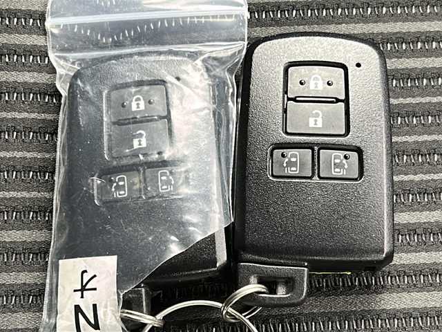 トヨタ ヴォクシー ハイブリッド ZS 煌 宮城県 2018(平30)年 5.7万km イナズマスパーキングブラックガラスフレーク 禁煙車/トヨタセーフティーセンス/・プリクラッシュセーフティーシステム/・オートマチックハイビーム/・レーンディバ―チャーアラート/・クルーズコントロール/前席シートヒーター/純正9インチナビ/（BT.AM.FM.CD.DVD.SD）/バックカメラ/フルセグテレビ/ビルトインETC2.0/純正ドライブレコーダー（F）/両側パワースライドドア/革巻きステアリング/ステアリングスイッチ/プッシュスタート/スマートキー/スペアキー/3列シート/ロールサンシェード/シートバックテーブル/純正フロアマット/純正ドアバイザー/LEDヘッドライト/LEDフォグランプ/純正16インチアルミホイール/アイドリングストップ/横滑り防止機能/アイドリングストップ