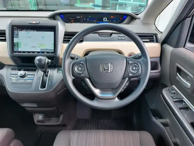 ホンダ フリード G ホンダセンシング 東京都 2020(令2)年 6.8万km プレミアムスパークルブラックパール 純正9インチナビ(VXM-207VFNi)/【DVD/CD/RADIO/TV/BT/SD】/バックカメラ/ビルトインETＣ/ドライブレコーダー/両側電動スライドドア/アダプティブクルーズコントロール/衝突軽減ブレーキ/車線維持支援システム/横滑り防止装置/アイドリングストップ/LEDヘッドライト/後席ロールサンシェイド/プッシュスタート/スマートキー