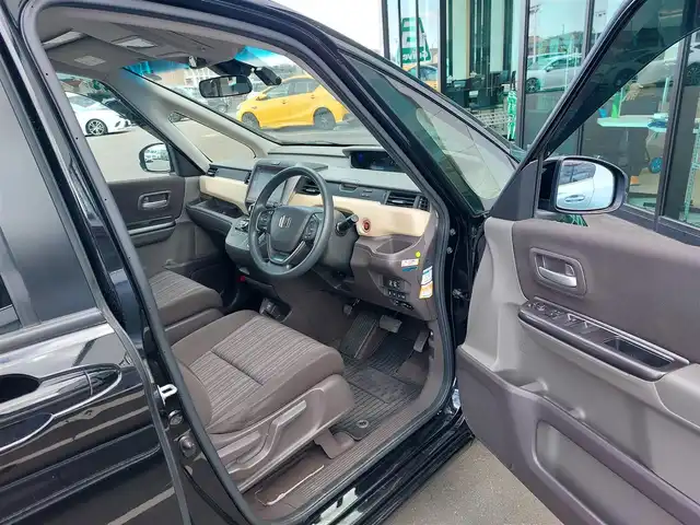 ホンダ フリード G ホンダセンシング 東京都 2020(令2)年 6.8万km プレミアムスパークルブラックパール 純正9インチナビ(VXM-207VFNi)/【DVD/CD/RADIO/TV/BT/SD】/バックカメラ/ビルトインETＣ/ドライブレコーダー/両側電動スライドドア/アダプティブクルーズコントロール/衝突軽減ブレーキ/車線維持支援システム/横滑り防止装置/アイドリングストップ/LEDヘッドライト/後席ロールサンシェイド/プッシュスタート/スマートキー