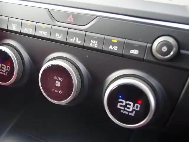 ジャガー Ｅペース 埼玉県 2019(令1)年 2.4万km 黒 レッドレザーシート/アダプティブクルーズコントロール/MERIDIANサウンドシステム/CarPlay/パークセンサー/ブラインドスポットモニター/全周囲カメラ/純正ナビ/ドラレコ/ETC/Bluetooth/シートヒーター/シートメモリー機能