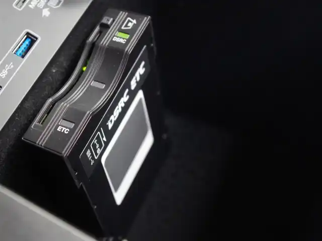 ジャガー Ｅペース 埼玉県 2019(令1)年 2.4万km 黒 レッドレザーシート/アダプティブクルーズコントロール/MERIDIANサウンドシステム/CarPlay/パークセンサー/ブラインドスポットモニター/全周囲カメラ/純正ナビ/ドラレコ/ETC/Bluetooth/シートヒーター/シートメモリー機能