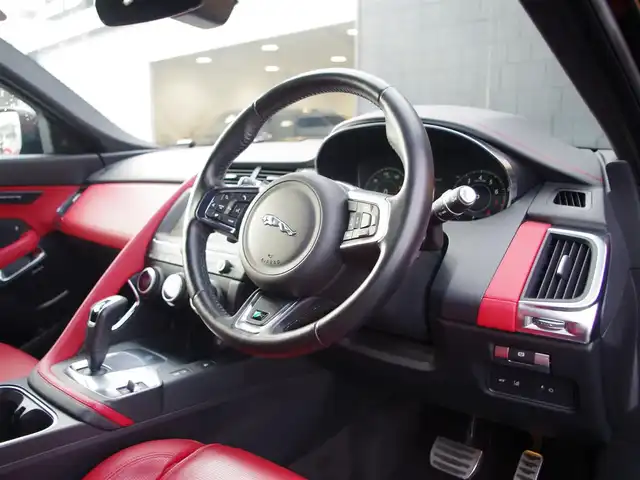 ジャガー Ｅペース 埼玉県 2019(令1)年 2.4万km 黒 レッドレザーシート/アダプティブクルーズコントロール/MERIDIANサウンドシステム/CarPlay/パークセンサー/ブラインドスポットモニター/全周囲カメラ/純正ナビ/ドラレコ/ETC/Bluetooth/シートヒーター/シートメモリー機能