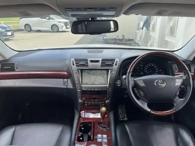 レクサス ＬＳ 460 バージョンS Iパッケージ 佐賀県 2009(平21)年 11.3万km ホワイトパールクリスタルシャイン サンルーフ/純正ナビゲーション/AM　FM　CD　DVD　MD　TV/バックカメラ/スマートキー×2/カードキー/前席シートヒーター/前席エアーシート/メモリーシート/電子パーキング/革巻きステアリング/ステアリングリモコン/ステアリングヒーター/純正フロアマット/社外21インチアルミホイール/純正18インチアルミホイール(スタットレス)/ドアバイザー