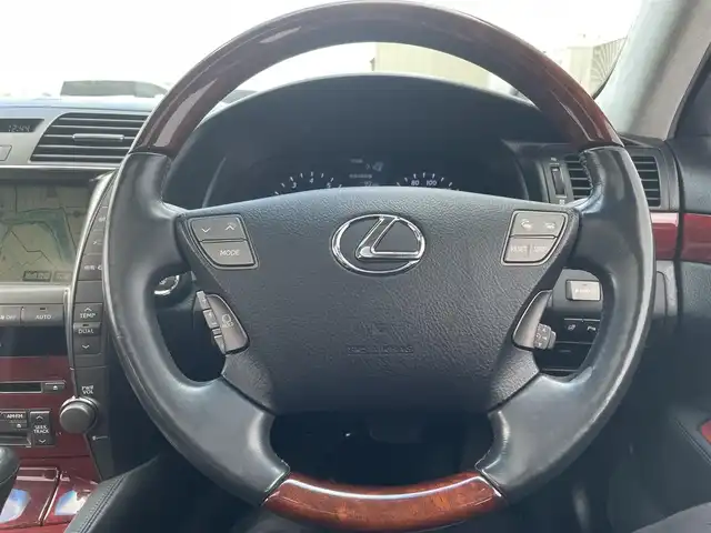 レクサス ＬＳ 460 バージョンS Iパッケージ 佐賀県 2009(平21)年 11.3万km ホワイトパールクリスタルシャイン サンルーフ/純正ナビゲーション/AM　FM　CD　DVD　MD　TV/バックカメラ/スマートキー×2/カードキー/前席シートヒーター/前席エアーシート/メモリーシート/電子パーキング/革巻きステアリング/ステアリングリモコン/ステアリングヒーター/純正フロアマット/社外21インチアルミホイール/純正18インチアルミホイール(スタットレス)/ドアバイザー