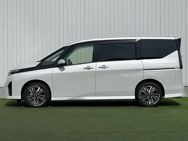 日産 セレナ マルチベッド e－パワーHWS V 香川県 2023(令5)年 1.4万km プリズムホワイト 登録時走行距離：13927km/メーカー純正ナビ/　BT　フルセグ/全方位カメラ/両側パワースライドドア/エマージェンシーブレーキ/レーンキープアシスト/レーダークルーズコントロール/オートホールド機能付き電子パーキングブレーキ/ビルトインETC2.0/デジタルインナーミラー/置くだけ充電/プッシュスタート/スマートキー/革巻きステアリング/スラアリングスイッチ
