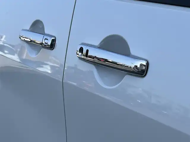 日産 セレナ マルチベッド e－パワーHWS V 香川県 2023(令5)年 1.4万km プリズムホワイト 登録時走行距離：13927km/メーカー純正ナビ/　BT　フルセグ/全方位カメラ/両側パワースライドドア/エマージェンシーブレーキ/レーンキープアシスト/レーダークルーズコントロール/オートホールド機能付き電子パーキングブレーキ/ビルトインETC2.0/デジタルインナーミラー/置くだけ充電/プッシュスタート/スマートキー/革巻きステアリング/スラアリングスイッチ