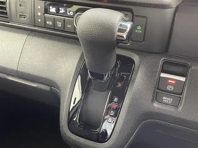 ホンダ Ｎ ＢＯＸ カスタム 滋賀県 2024(令6)年 0.4万km クリスタルブラックパール 禁煙車/純正ディスプレイオーディオ/（Bluetooth/AppleCarPlay/AndroidAuto/USB）/バックカメラ/前方ドライブレコーダー/ETC/片側パワースライドドア/路外逸脱抑制機能/踏み間違い衝突軽減システム/パーキングセンサー/衝突軽減ブレーキ/アダプティブクルーズコントロール/ステアリングリモコン/前席シートヒーター/LEDヘッドライト/オートヘッドライト/純正アルミホイール/社外フロアマット/USB充電/リアロールサンシェイド/オートリトラーミラー/カーテンエアバッグ