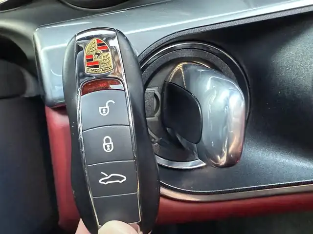 ポルシェ ９１１ カレラS 静岡県 2019(令1)年 2.6万km キャララホワイトメタリック ワンオーナー/スポーツクロノパッケージ/ポルシェダイナミックライトシステム/ポルシェアクティブサスペンションマネージメント/ポルシェエントリードライブシステム/純正ナビ/バックカメラ/Bluetooth接続/社外GPSレーダー/シートヒーター/シートベンチレーション/クリアランスソナー/メタリックペイント/レッドレザーシート/ツートンレザーインテリア/カレラSブラック塗装20インチAW/カラーセンターキャップ/ポルシェロゴ入りフロアマット