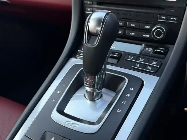 ポルシェ ９１１ カレラS 静岡県 2019(令1)年 2.6万km キャララホワイトメタリック ワンオーナー/スポーツクロノパッケージ/ポルシェダイナミックライトシステム/ポルシェアクティブサスペンションマネージメント/ポルシェエントリードライブシステム/純正ナビ/バックカメラ/Bluetooth接続/社外GPSレーダー/シートヒーター/シートベンチレーション/クリアランスソナー/メタリックペイント/レッドレザーシート/ツートンレザーインテリア/カレラSブラック塗装20インチAW/カラーセンターキャップ/ポルシェロゴ入りフロアマット