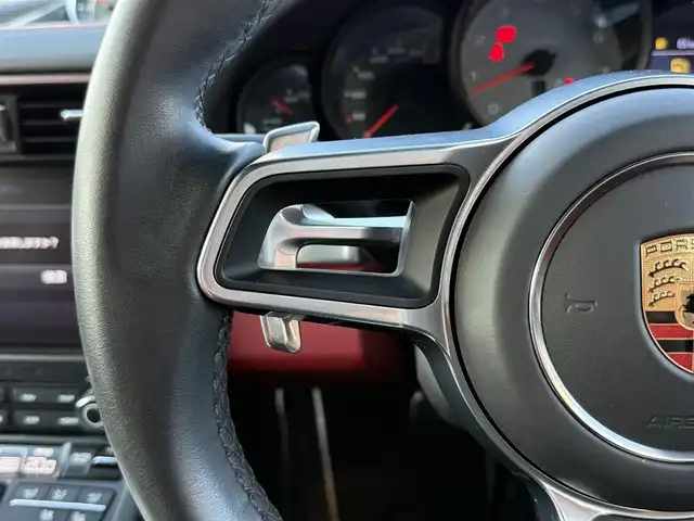 ポルシェ ９１１ カレラS 静岡県 2019(令1)年 2.6万km キャララホワイトメタリック ワンオーナー/スポーツクロノパッケージ/ポルシェダイナミックライトシステム/ポルシェアクティブサスペンションマネージメント/ポルシェエントリードライブシステム/純正ナビ/バックカメラ/Bluetooth接続/社外GPSレーダー/シートヒーター/シートベンチレーション/クリアランスソナー/メタリックペイント/レッドレザーシート/ツートンレザーインテリア/カレラSブラック塗装20インチAW/カラーセンターキャップ/ポルシェロゴ入りフロアマット