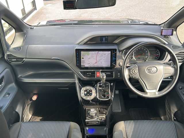 トヨタ ヴォクシー ZS 煌Ⅱ 道央・札幌 2016(平28)年 10.9万km ブラック 4WD/フォグランプ/オートライト/オートマチックハイビーム/LEDヘッドライト/衝突被害軽減システム/寒冷地仕様/横滑り防止装置/レーンキープアシスト/アイドリングストップ/社外メモリナビ/（Bluetooth/CD/DVD/フルセグ)/フルセグテレビ/両側パワースライドドア/フロントワイパーデアイサー/電動格納ミラー/ウィンカーミラー/ドアバイザー/前後ドライブレコーダー/ビルトインETC/スペアキー/スマートキー/エンジンスターター/純正フロアマット