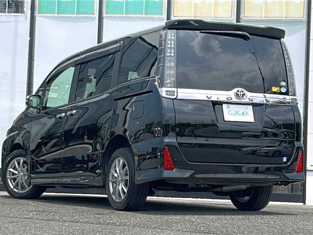 トヨタ ヴォクシー ZS 煌Ⅱ 道央・札幌 2016(平28)年 10.9万km ブラック 4WD/フォグランプ/オートライト/オートマチックハイビーム/LEDヘッドライト/衝突被害軽減システム/寒冷地仕様/横滑り防止装置/レーンキープアシスト/アイドリングストップ/社外メモリナビ/（Bluetooth/CD/DVD/フルセグ)/フルセグテレビ/両側パワースライドドア/フロントワイパーデアイサー/電動格納ミラー/ウィンカーミラー/ドアバイザー/前後ドライブレコーダー/ビルトインETC/スペアキー/スマートキー/エンジンスターター/純正フロアマット