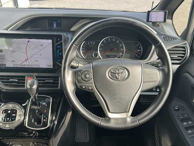 トヨタ ヴォクシー ZS 煌Ⅱ 道央・札幌 2016(平28)年 10.9万km ブラック 4WD/フォグランプ/オートライト/オートマチックハイビーム/LEDヘッドライト/衝突被害軽減システム/寒冷地仕様/横滑り防止装置/レーンキープアシスト/アイドリングストップ/社外メモリナビ/（Bluetooth/CD/DVD/フルセグ)/フルセグテレビ/両側パワースライドドア/フロントワイパーデアイサー/電動格納ミラー/ウィンカーミラー/ドアバイザー/前後ドライブレコーダー/ビルトインETC/スペアキー/スマートキー/エンジンスターター/純正フロアマット