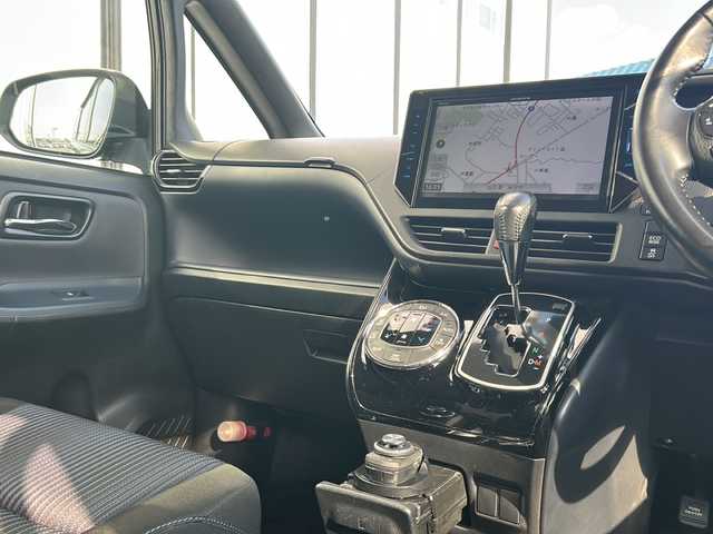 トヨタ ヴォクシー ZS 煌Ⅱ 道央・札幌 2016(平28)年 10.9万km ブラック 4WD/フォグランプ/オートライト/オートマチックハイビーム/LEDヘッドライト/衝突被害軽減システム/寒冷地仕様/横滑り防止装置/レーンキープアシスト/アイドリングストップ/社外メモリナビ/（Bluetooth/CD/DVD/フルセグ)/フルセグテレビ/両側パワースライドドア/フロントワイパーデアイサー/電動格納ミラー/ウィンカーミラー/ドアバイザー/前後ドライブレコーダー/ビルトインETC/スペアキー/スマートキー/エンジンスターター/純正フロアマット
