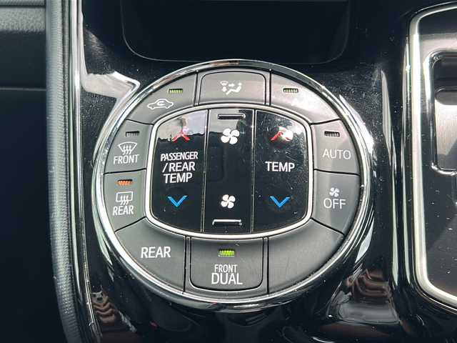 トヨタ ヴォクシー ZS 煌Ⅱ 道央・札幌 2016(平28)年 10.9万km ブラック 4WD/フォグランプ/オートライト/オートマチックハイビーム/LEDヘッドライト/衝突被害軽減システム/寒冷地仕様/横滑り防止装置/レーンキープアシスト/アイドリングストップ/社外メモリナビ/（Bluetooth/CD/DVD/フルセグ)/フルセグテレビ/両側パワースライドドア/フロントワイパーデアイサー/電動格納ミラー/ウィンカーミラー/ドアバイザー/前後ドライブレコーダー/ビルトインETC/スペアキー/スマートキー/エンジンスターター/純正フロアマット