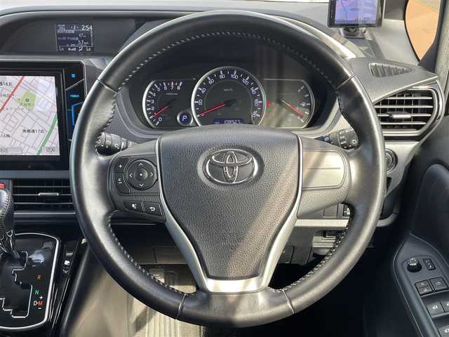 トヨタ ヴォクシー ZS 煌Ⅱ 道央・札幌 2016(平28)年 10.9万km ブラック 4WD/フォグランプ/オートライト/オートマチックハイビーム/LEDヘッドライト/衝突被害軽減システム/寒冷地仕様/横滑り防止装置/レーンキープアシスト/アイドリングストップ/社外メモリナビ/（Bluetooth/CD/DVD/フルセグ)/フルセグテレビ/両側パワースライドドア/フロントワイパーデアイサー/電動格納ミラー/ウィンカーミラー/ドアバイザー/前後ドライブレコーダー/ビルトインETC/スペアキー/スマートキー/エンジンスターター/純正フロアマット