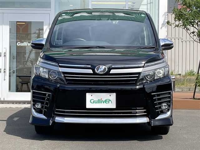 トヨタ ヴォクシー ZS 煌Ⅱ 道央・札幌 2016(平28)年 10.9万km ブラック 4WD/フォグランプ/オートライト/オートマチックハイビーム/LEDヘッドライト/衝突被害軽減システム/寒冷地仕様/横滑り防止装置/レーンキープアシスト/アイドリングストップ/社外メモリナビ/（Bluetooth/CD/DVD/フルセグ)/フルセグテレビ/両側パワースライドドア/フロントワイパーデアイサー/電動格納ミラー/ウィンカーミラー/ドアバイザー/前後ドライブレコーダー/ビルトインETC/スペアキー/スマートキー/エンジンスターター/純正フロアマット