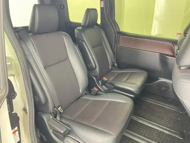トヨタ エスクァイア Gi 群馬県 2019(令1)年 7万km ホワイトパールクリスタルシャイン アルパイン９型ナビ　１０．１型後席モニター　衝突被害軽減ブレーキ　レーンアシスト　クルーズコントロール　両側電動スライドドア　シートヒーター　ドラレコ　ＥＴＣ　ＬＥＤライト　オートハイビーム　禁煙車