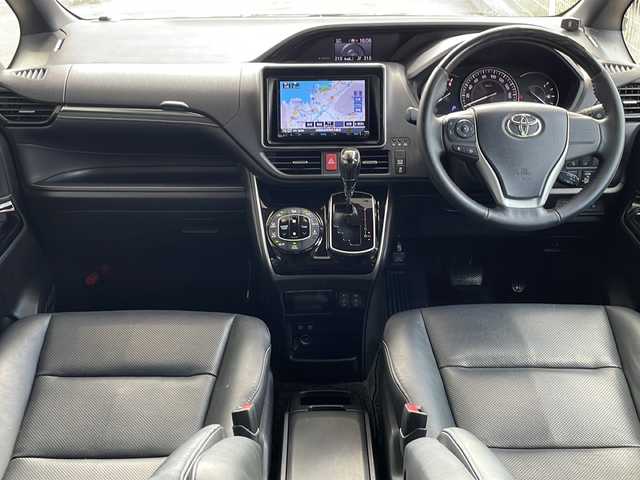 トヨタ エスクァイア Gi 沖縄県 2018(平30)年 4.6万km ブラッキッシュアゲハガラスフレーク ワンオーナー/８インチナビ/フルセグＴＶ/フリップダウンモニター/オーディオ（ＤＶＤ、ＣＤ、Ｂｌｕｅｔｏｏｔｈ）/バックカメラ/両側パワースライドドア/ビルトインＥＴＣ/ＬＥＤヘッドライト/フォグライト/スマートキー/リアスポイラー