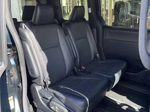 トヨタ エスクァイア Gi 沖縄県 2018(平30)年 4.6万km ブラッキッシュアゲハガラスフレーク ワンオーナー/８インチナビ/フルセグＴＶ/フリップダウンモニター/オーディオ（ＤＶＤ、ＣＤ、Ｂｌｕｅｔｏｏｔｈ）/バックカメラ/両側パワースライドドア/ビルトインＥＴＣ/ＬＥＤヘッドライト/フォグライト/スマートキー/リアスポイラー