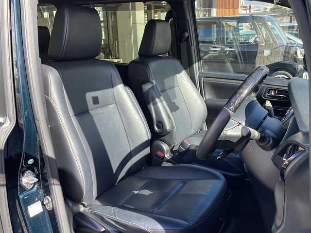 トヨタ エスクァイア Gi 沖縄県 2018(平30)年 4.6万km ブラッキッシュアゲハガラスフレーク ワンオーナー/８インチナビ/フルセグＴＶ/フリップダウンモニター/オーディオ（ＤＶＤ、ＣＤ、Ｂｌｕｅｔｏｏｔｈ）/バックカメラ/両側パワースライドドア/ビルトインＥＴＣ/ＬＥＤヘッドライト/フォグライト/スマートキー/リアスポイラー