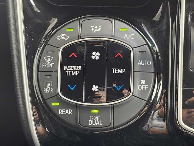 トヨタ エスクァイア Gi 沖縄県 2018(平30)年 4.6万km ブラッキッシュアゲハガラスフレーク ワンオーナー/８インチナビ/フルセグＴＶ/フリップダウンモニター/オーディオ（ＤＶＤ、ＣＤ、Ｂｌｕｅｔｏｏｔｈ）/バックカメラ/両側パワースライドドア/ビルトインＥＴＣ/ＬＥＤヘッドライト/フォグライト/スマートキー/リアスポイラー