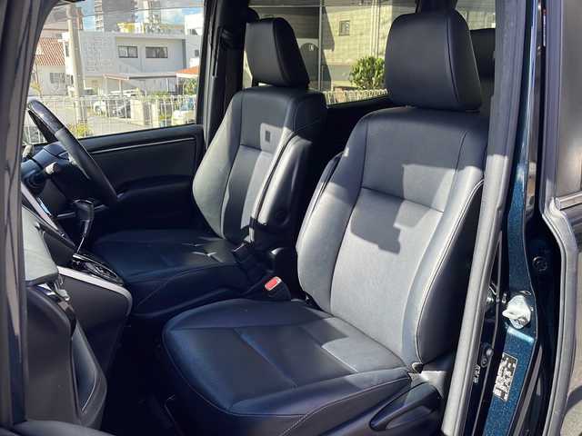 トヨタ エスクァイア Gi 沖縄県 2018(平30)年 4.6万km ブラッキッシュアゲハガラスフレーク ワンオーナー/８インチナビ/フルセグＴＶ/フリップダウンモニター/オーディオ（ＤＶＤ、ＣＤ、Ｂｌｕｅｔｏｏｔｈ）/バックカメラ/両側パワースライドドア/ビルトインＥＴＣ/ＬＥＤヘッドライト/フォグライト/スマートキー/リアスポイラー
